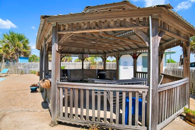 Building Photo - 554 E Beach Blvd