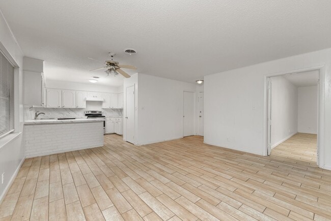 Building Photo - Spacious 3 bedroom, 2 bathroom home in the...