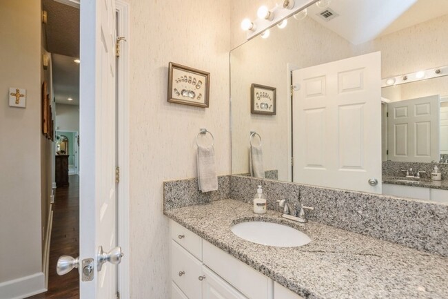 Building Photo - Spacious 3BR home with gorgeous finishes!!...