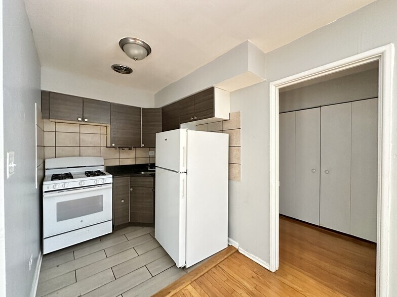 Building Photo - 1515 W Morse Ave