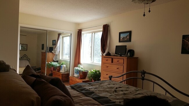 Building Photo - Wonderful 4 bedroom Home in District #20