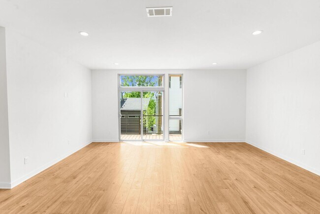Building Photo - 3038 Edwin Cir
