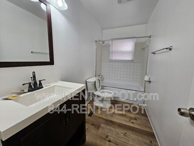 Building Photo - 1531 E Riverside Dr