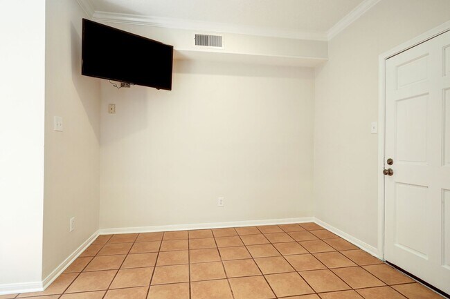 Building Photo - Large Townhome in River Oaks