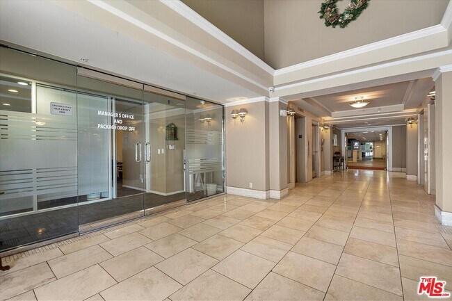 Building Photo - 620 S Gramercy Pl