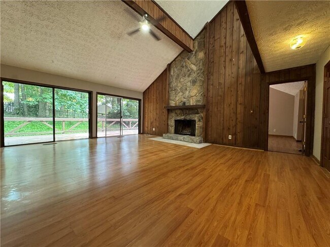 Building Photo - 1302 Colony Dr