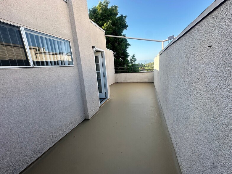 Building Photo - 15009 Moorpark St