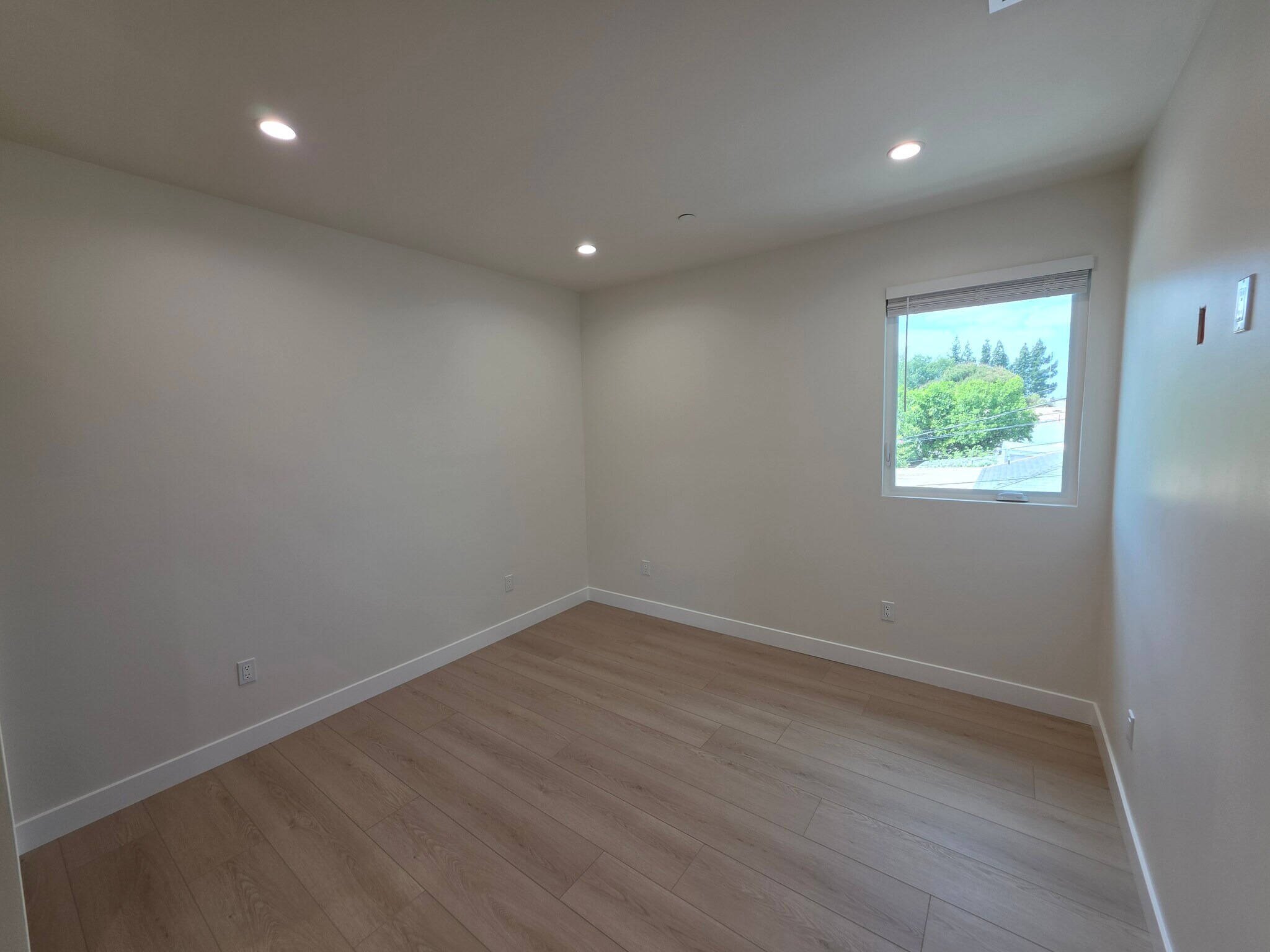 Building Photo - 15533 Tupper St
