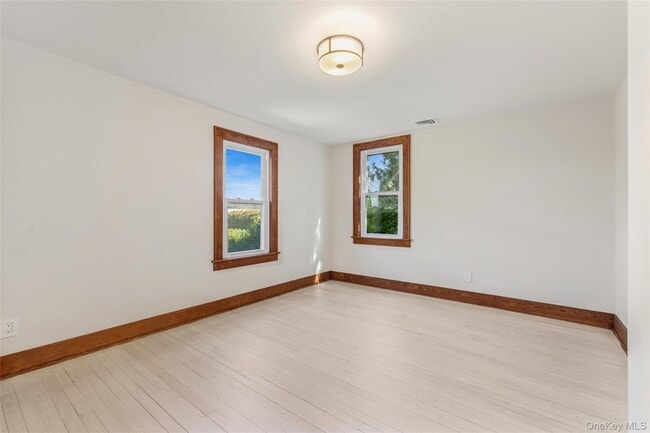 Building Photo - 335 Herricks Ln