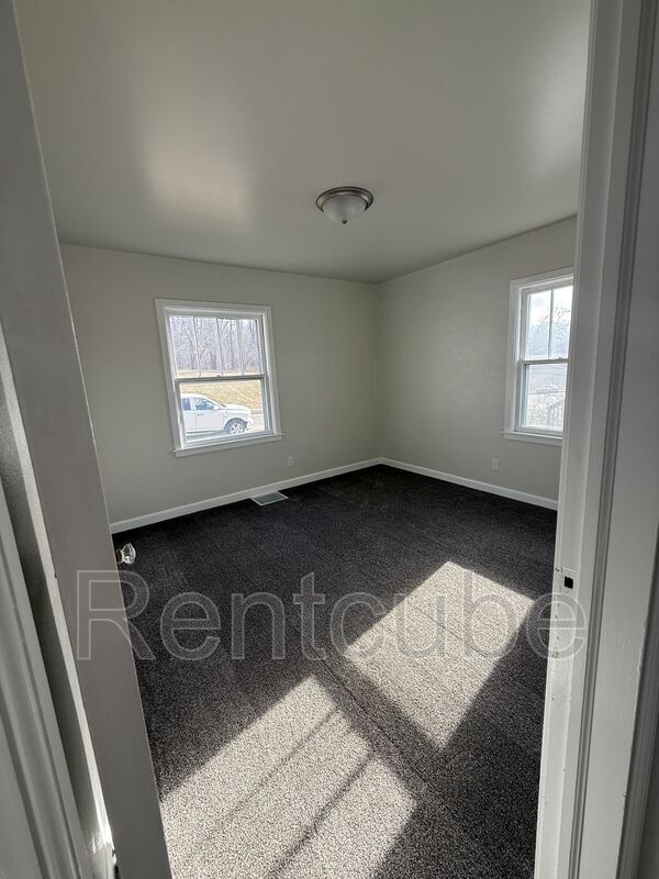 Building Photo - 3025 Windsor Ave