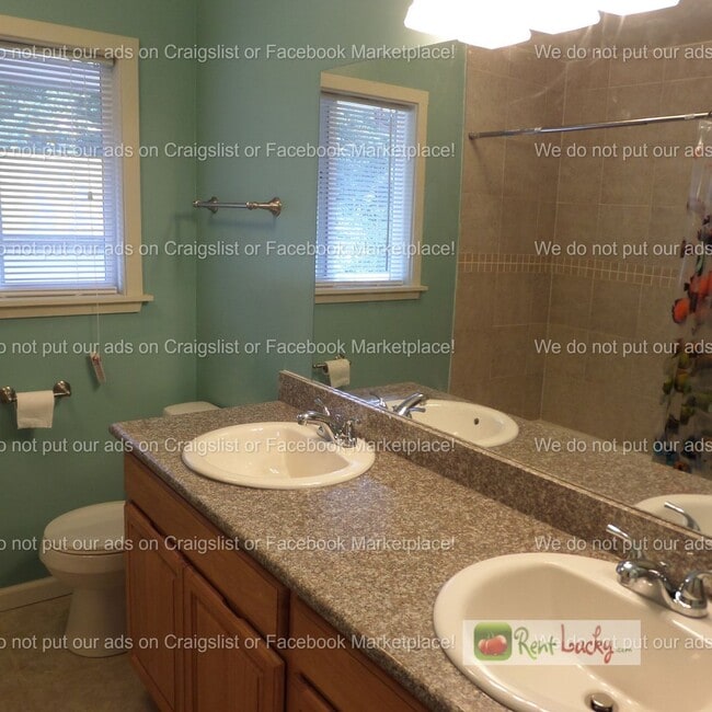 Building Photo - Cool & HUGE 5-Bedroom Home in Des Moines with Large Detached Shop/Garage!!