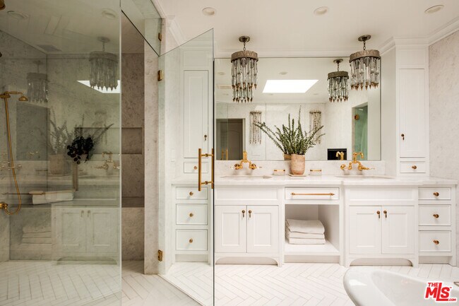 Building Photo - 18875 Pasadero Dr