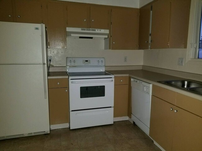 3 bdrm apt, free laundry,heat,water - 534 N Lane St