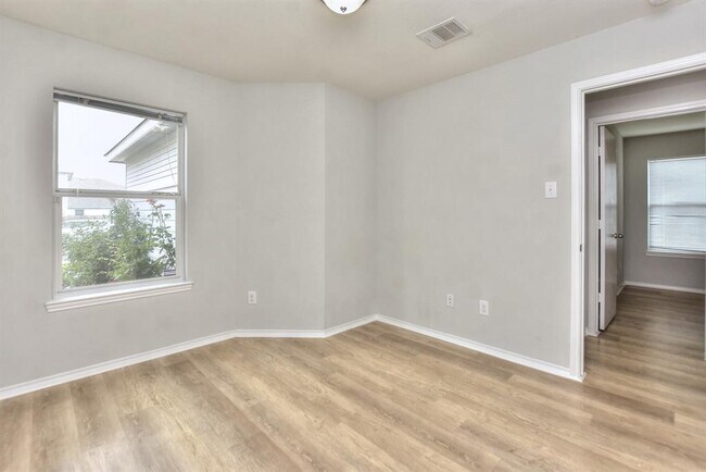 Building Photo - 2206 Weiss Ln
