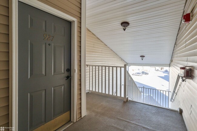 Building Photo - Bright, spacious 2-bedroom / 2-bath condo available now!