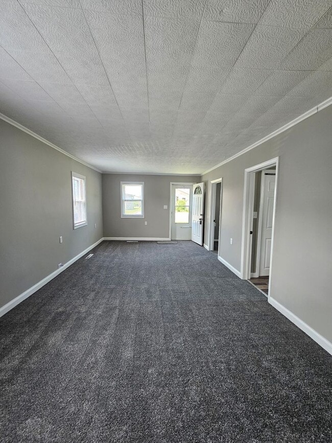 Building Photo - 2 Bed 1 Bath Home with fenced in yard loca...