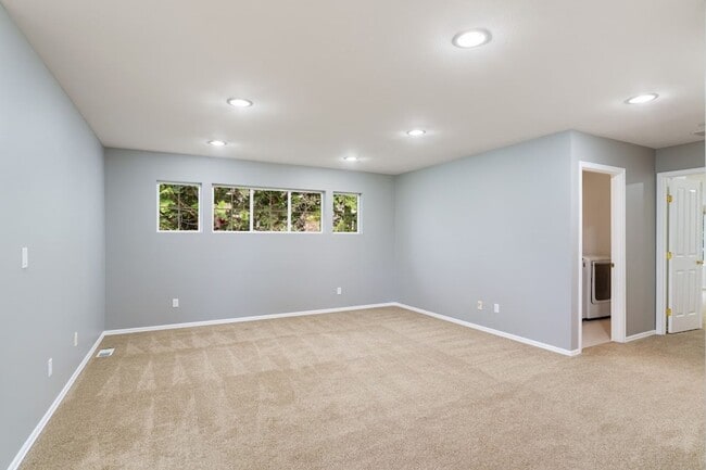 Building Photo - A Beautiful Picture Perfect Home with 4 Be...