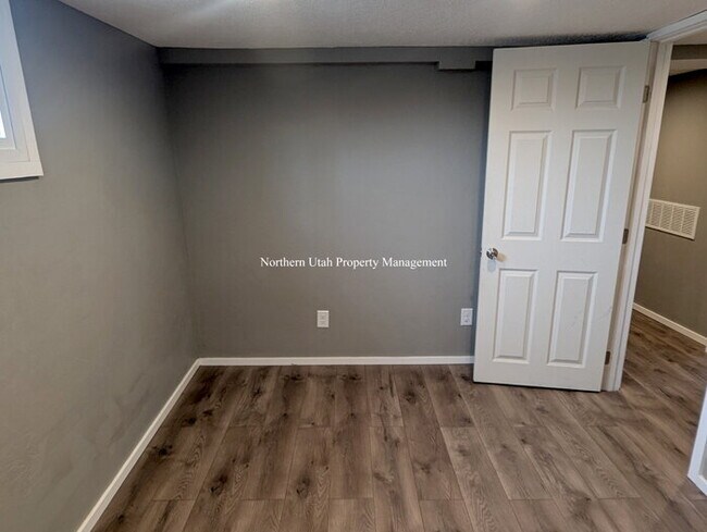 Building Photo - 4 bed 2 bath home