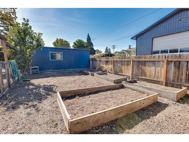 Building Photo - Rare Single Family Home  W/ 2 car garage