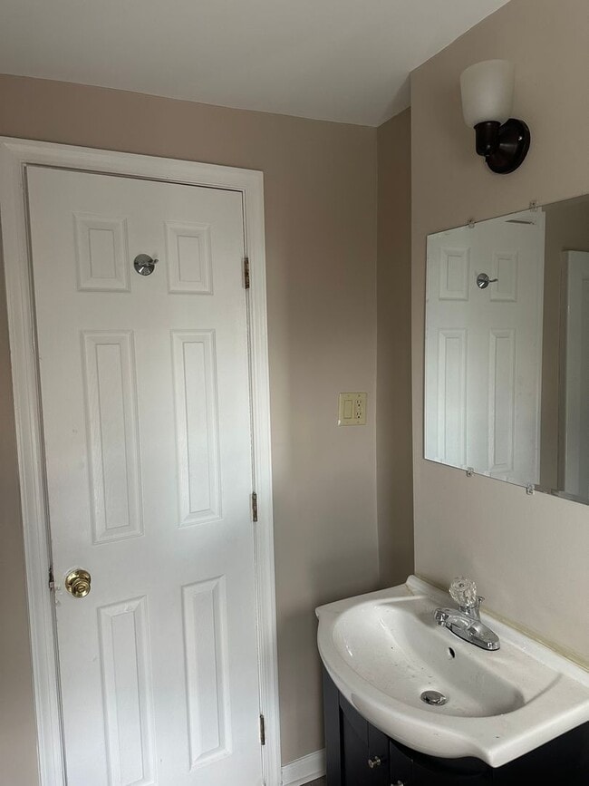 Building Photo - Single Family House located on North Locus...