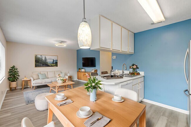 Building Photo - Spacious, sleek & central: 2Bedroom/2Bath condo in Daytona Beach!