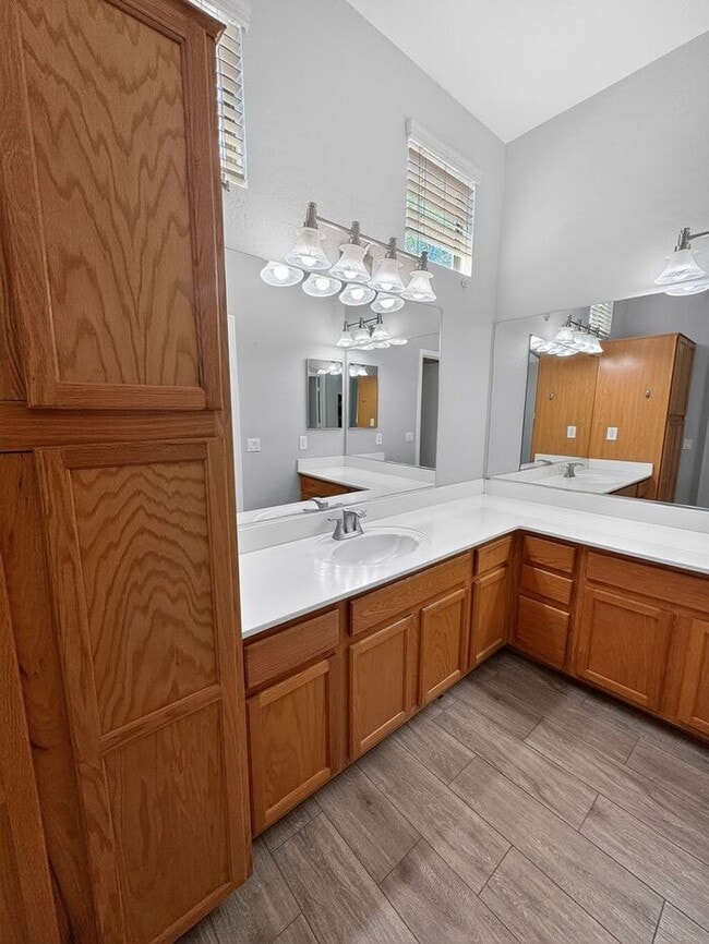 Building Photo - 4Bedroom/2.5Bath Townhome Ready for You!!