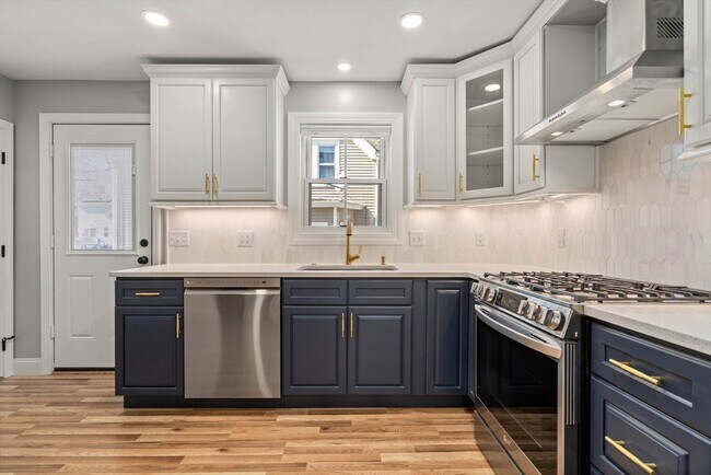 Building Photo - 16 Devens St