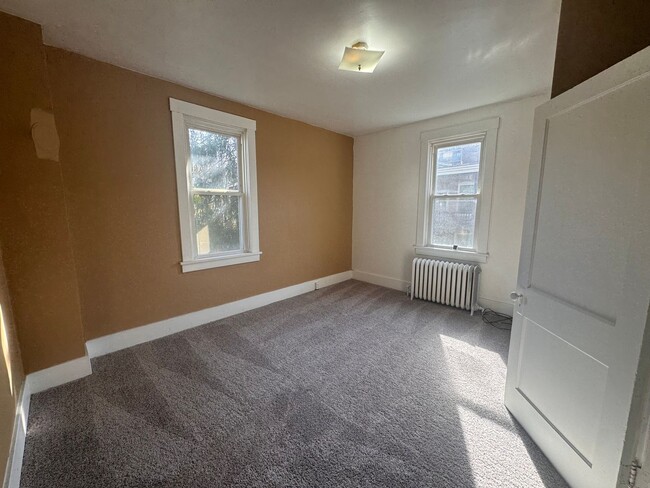 Building Photo - Beautifully Updated 2 Bedroom in Penn-Traf...