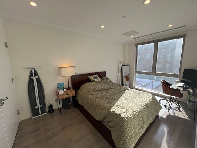 Building Photo - Fantastic 1 Bed/1 Bath Apartment in Astoria