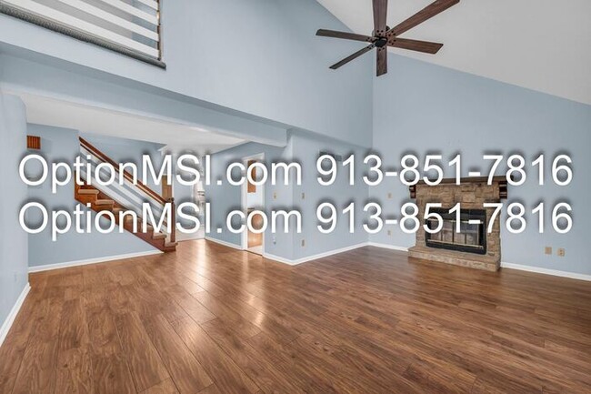 Building Photo - Spacious Townhome!