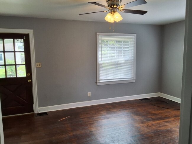 Building Photo - 320 Meadow Ln