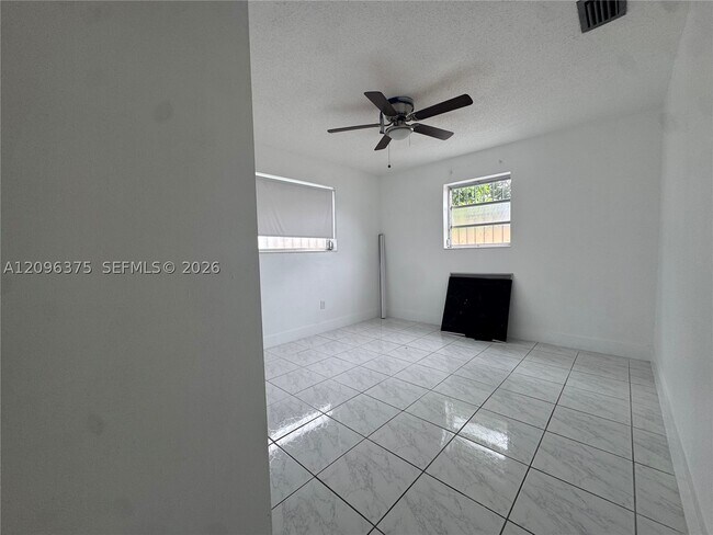 Building Photo - 1320 W 37th St
