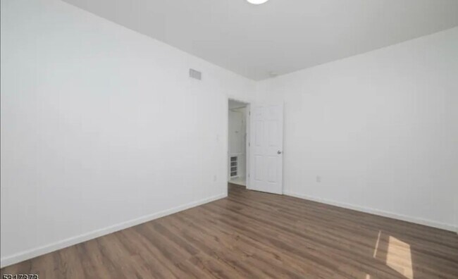 Building Photo - 40 Warman St