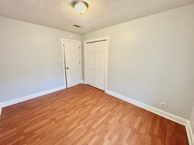 Building Photo - THREE BEDROOM/ONE AND HALF BATH SPACIOUS R...