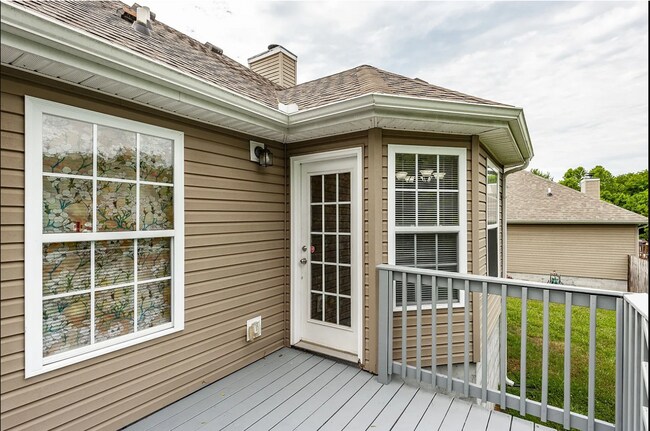 Building Photo - 3 Bed w/Bonus, Large Yard in Sought After ...