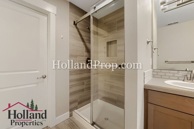 Building Photo - Beautiful 3-Bedroom Home with Fireplace, Modern Kitchen & Private Backyard in Hillsboro