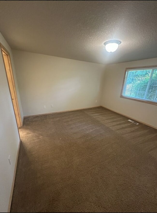 Building Photo - Ranch, 2 Bedroom + Bonus Room / Office.