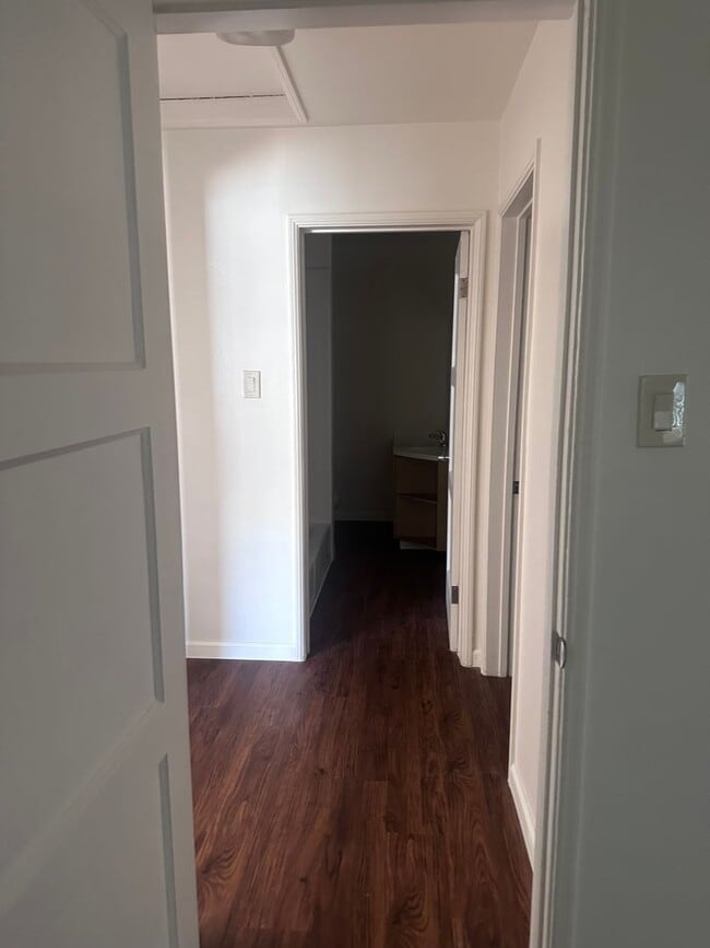 Building Photo - Charming Two Bedroom / One Bath Home! Very Spacious W/ Tons of Character!