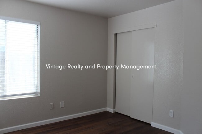 Building Photo - Recently Updated 3 Bedroom Home That Is Ready To Go!!!