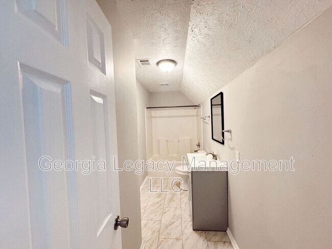 Building Photo - 896 Campbell St