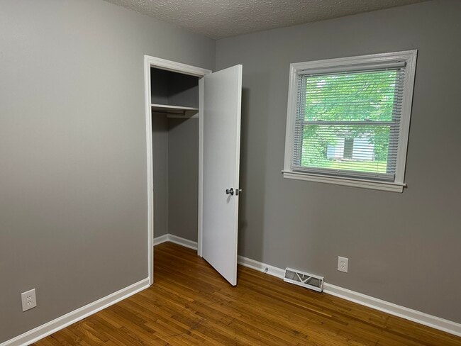 Building Photo - 3369 Holwyn Rd