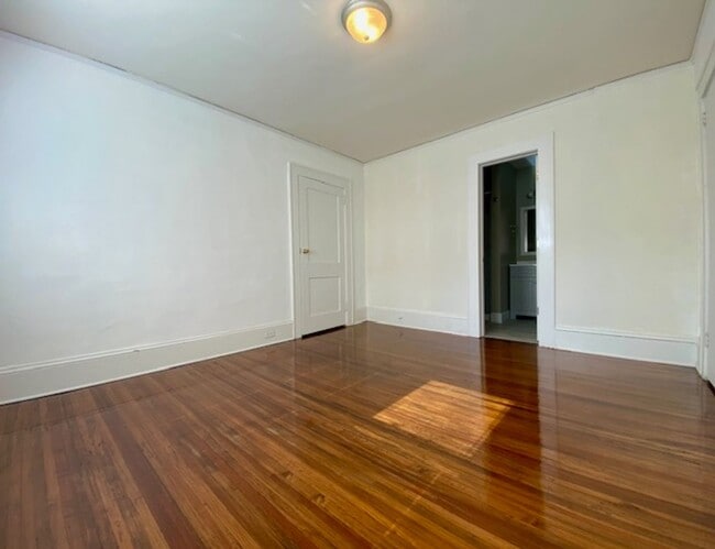 Building Photo - Villa Heights-Belmont Area 2 or 3 bed, 2 b...