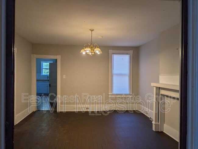 Building Photo - 304 1/2 W Martin St