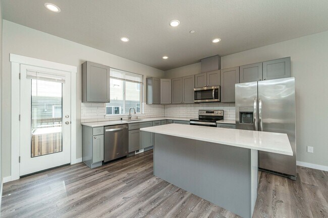 Building Photo - Move In Ready 3 Bedroom 2.5 Bathroom - Convenient Camas Location
