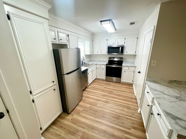 Building Photo - 1 Bedroom/1 Bath Duplex Unit Available for Rent in Brandon!