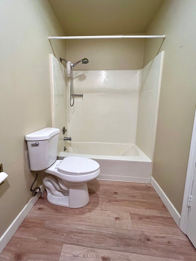 Building Photo - Remodeled 3BR in Mountain Park | Primary Suite + Deck | Lake Oswego