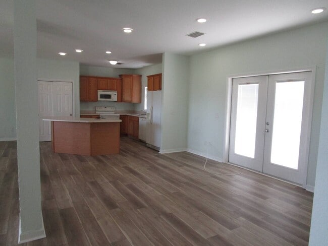 Building Photo - 6111 Shorewood Way