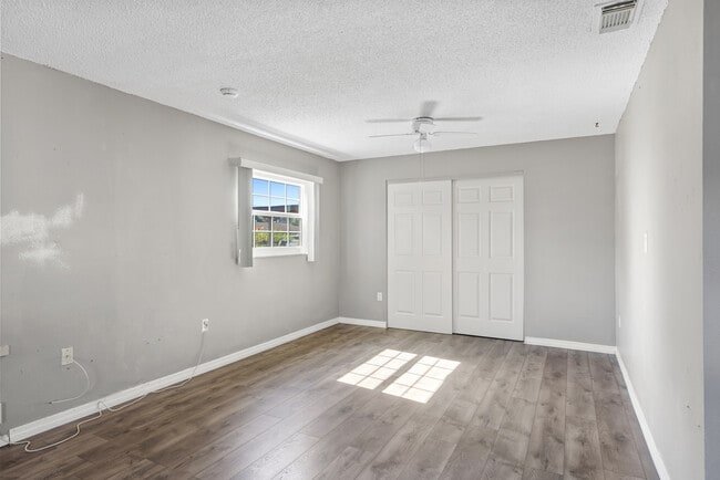 Living Room, Linen Closet, Ceiling Fan - 5318 17th St W