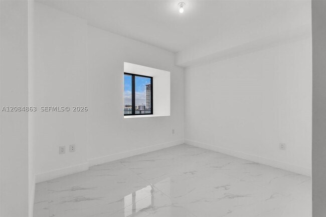 Building Photo - 700 NE 24th St