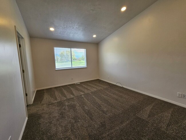 Building Photo - Beautifully Remodeled 4 Bed / 2 Bath Home in Stansbury Park